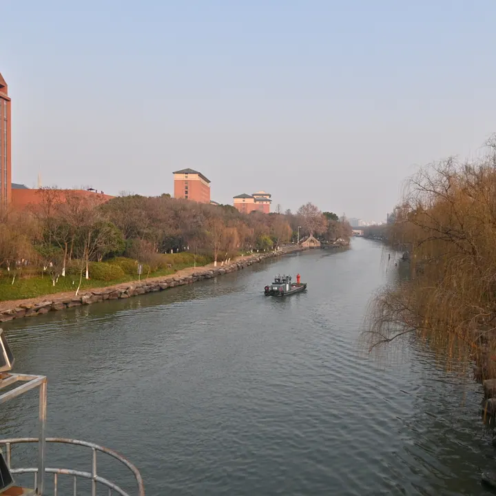 河岸全景